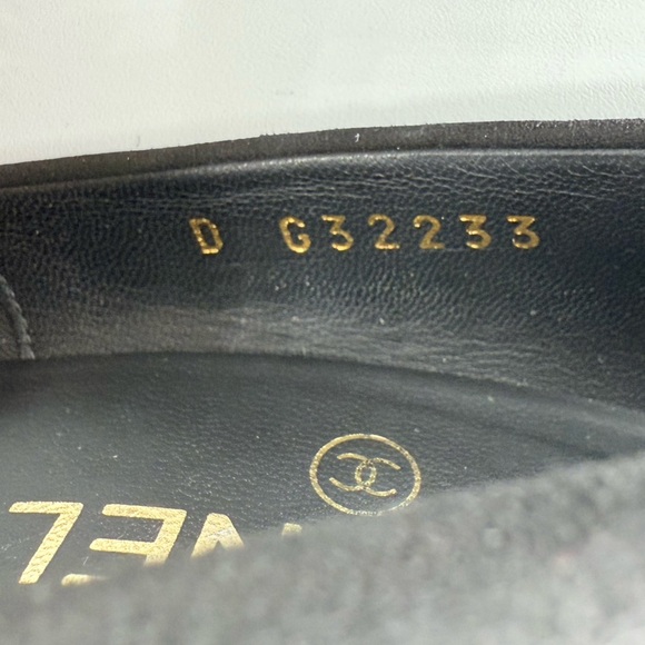 Chanel 2016 Black Suede Leather Satin CC Cap Toe Logo Metallic Heel Pumps EU 41 - Picture 9 of 14